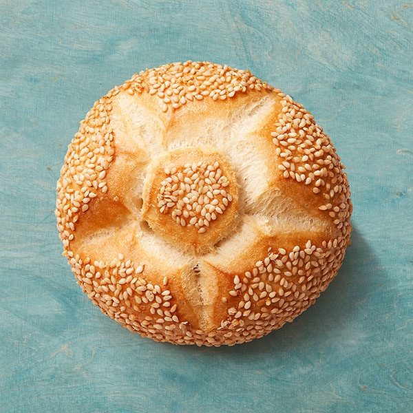 Weizenbrötchen mit Sesam