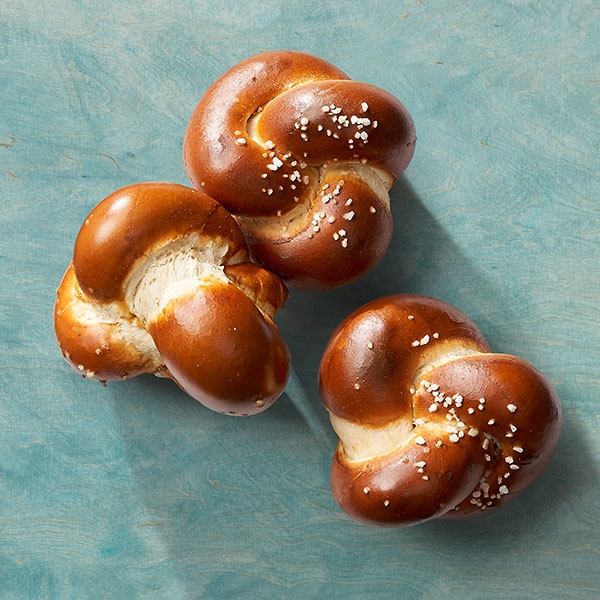 Dinkelbrötchen gelaugt