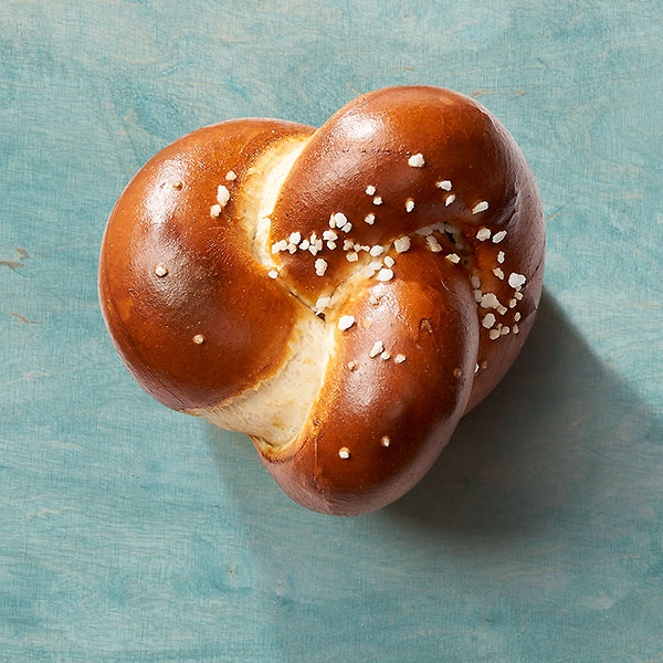 Dinkelbrötchen gelaugt