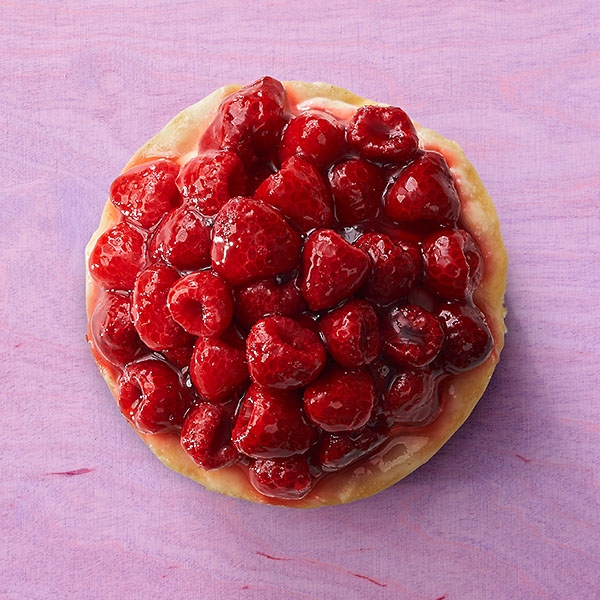 Mürbeteiggebäck mit Frischkäse-Cremefüllung und Himbeeren