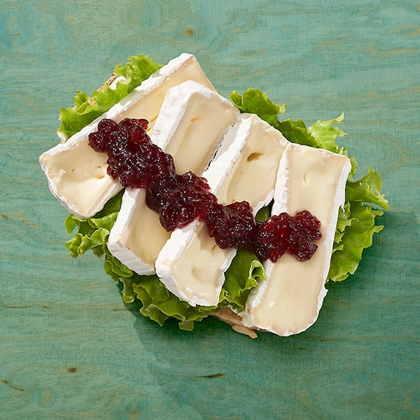 Kürbiskernsemmel mit Camembert