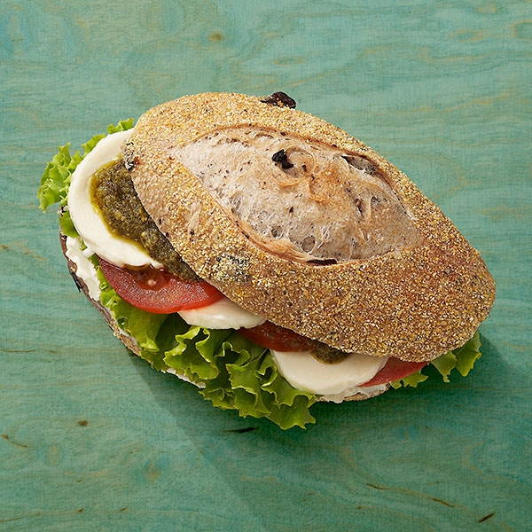 Olivenbrötchen mit Tomate-Mozzarella