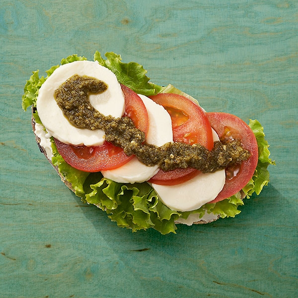 Olivenbrötchen mit Tomate-Mozzarella