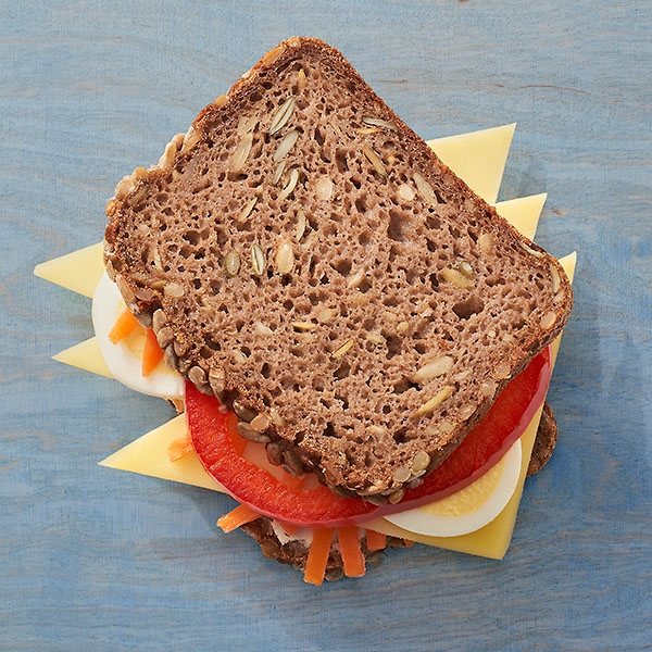 glutenfreies Brot mit Käse belegt