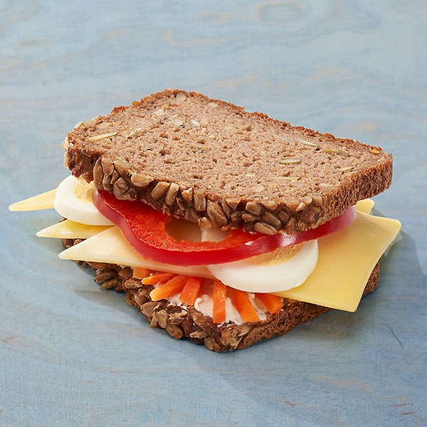 glutenfreies Brot mit Käse belegt