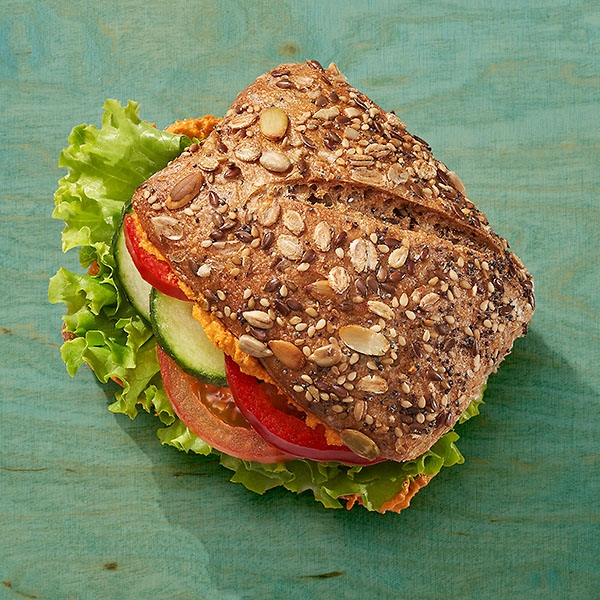 Roggen-Dinkel-Körnersemmel mit Tomaten-Kräuter-Aufstrich