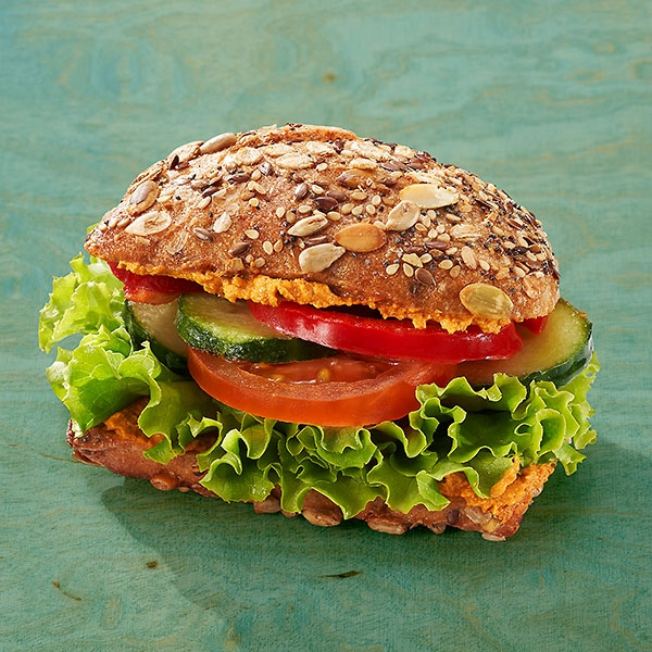 Roggen-Dinkel-Körnersemmel mit Tomaten-Kräuter-Aufstrich