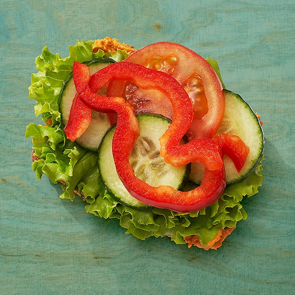 Roggen-Dinkel-Körnersemmel mit Tomaten-Kräuter-Aufstrich